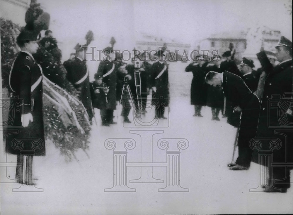 1939 Press Photo Neville Chamberlain at Tomb of Unknown Soldier, Rome, Italy - Historic Images