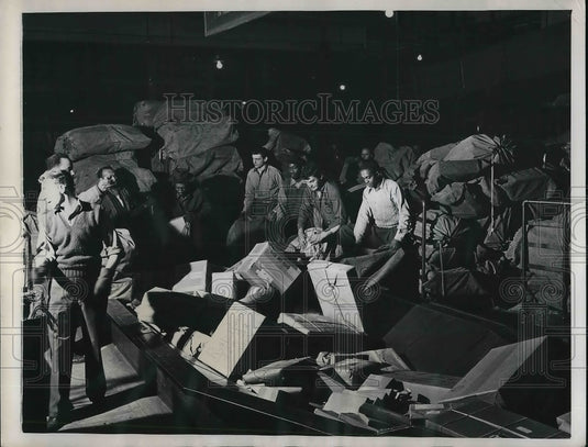1947 Press Photo Sorting Christmas Mail and packages at the New York Post Office - Historic Images