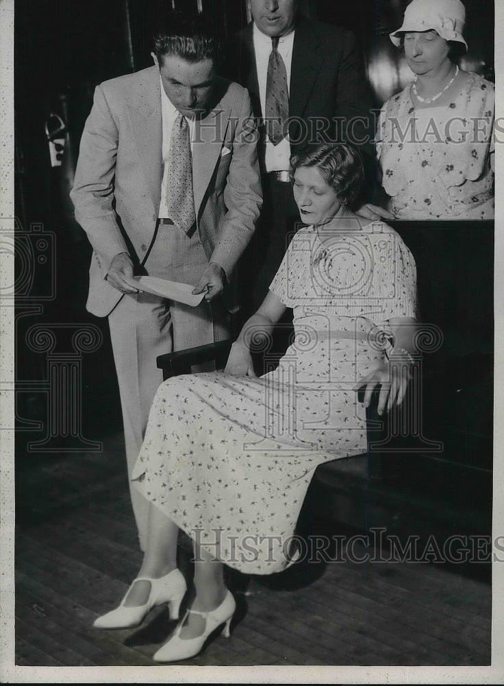 1933 Press Photo Mrs. Bessie Opas Being Questioned By Policeman In Chicago - Historic Images