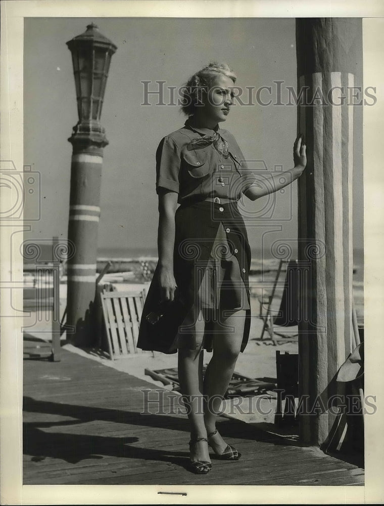 1938 Press Photo Gay Yooman Models Blue Play Suit At Roney Plaza Cabana Sun Club - Historic Images