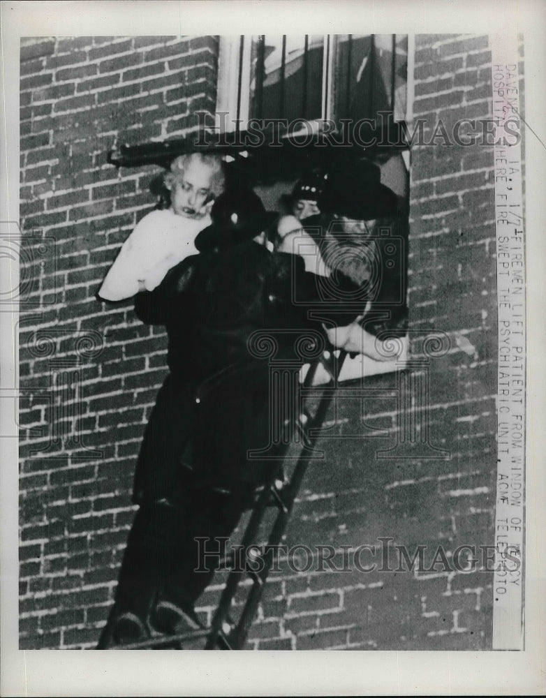 1950 Press Photo Firemen help women escape from fire - Historic Images