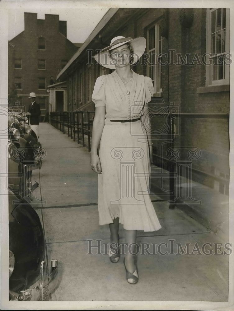 1938 Press Photo Mrs R.B. Baker, witness fro Lt Col Griffin court martial - Historic Images