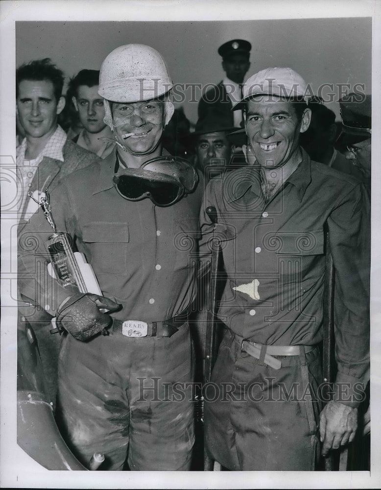 1947 Press Photo Henry Renard & mechanic Billy Lynch at Goshen track - Historic Images