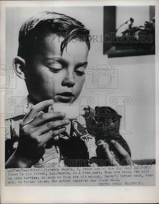 Press Photo Terry Rapacz feeding one of his six baby squirrels - neb01907 - Historic Images