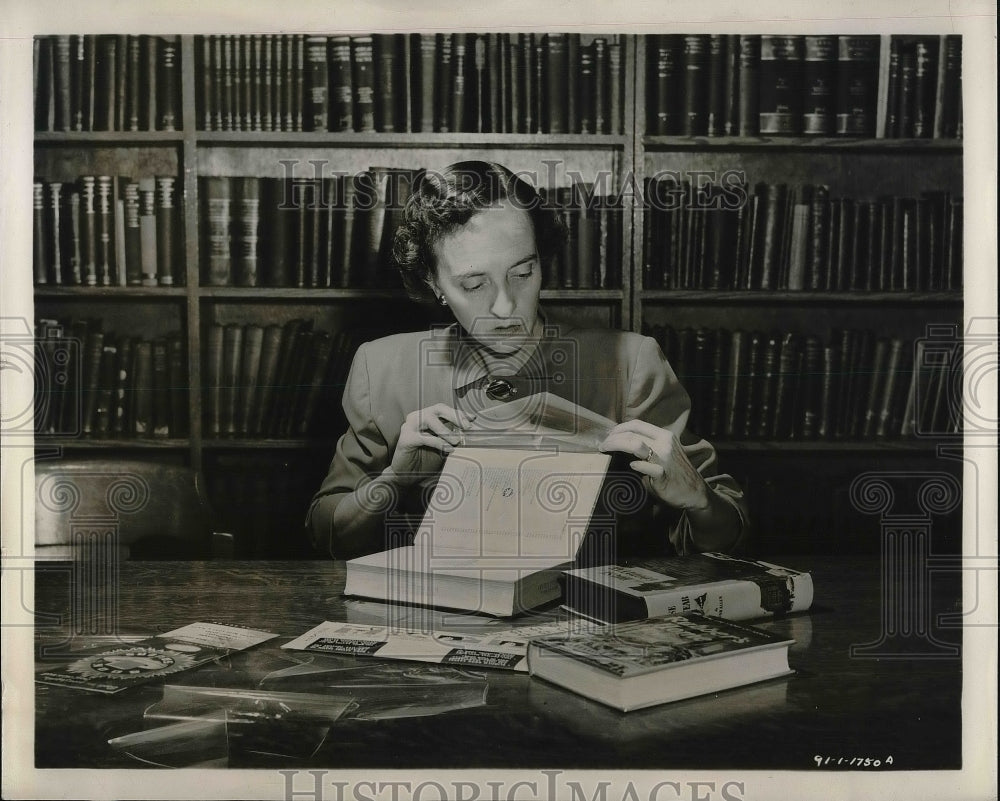 1950 Press Photo Model showing Book Savers by The Saver Company, Goodyear - Historic Images