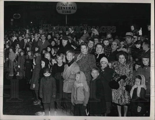 1949 Press Photo A carnival crowd in Cleveland, Ohio - Historic Images