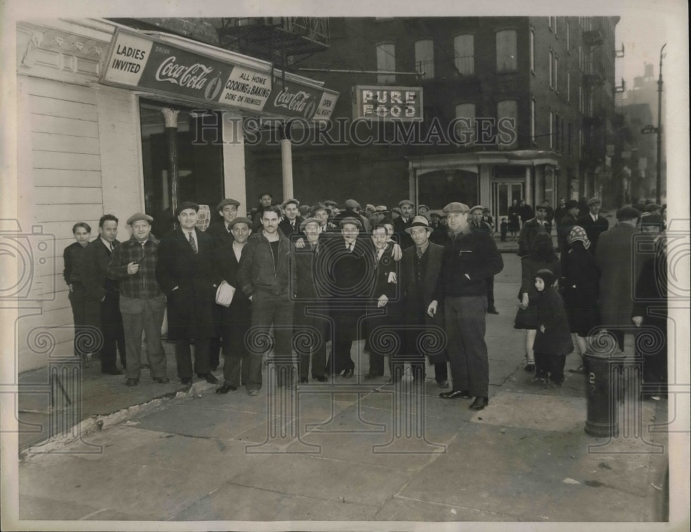 1940 NYC Parmalee taxi drivers on strike - Historic Images