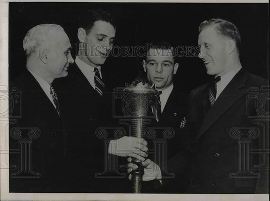 1936 Press Photo Minnesota Tourch Ray King Coach Bernie Bierman - Historic Images