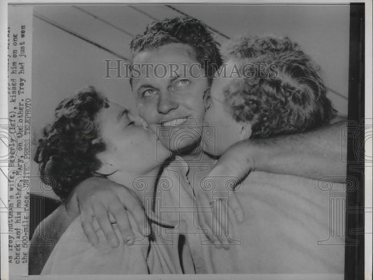 1952 Press Photo Race Car Driver Troy Ruttman Gets Kisses From Wife & Mother - Historic Images