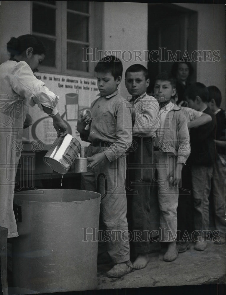 1958 Press Photo Elementary school boys in Columbia waite fro CARE lunch - Historic Images