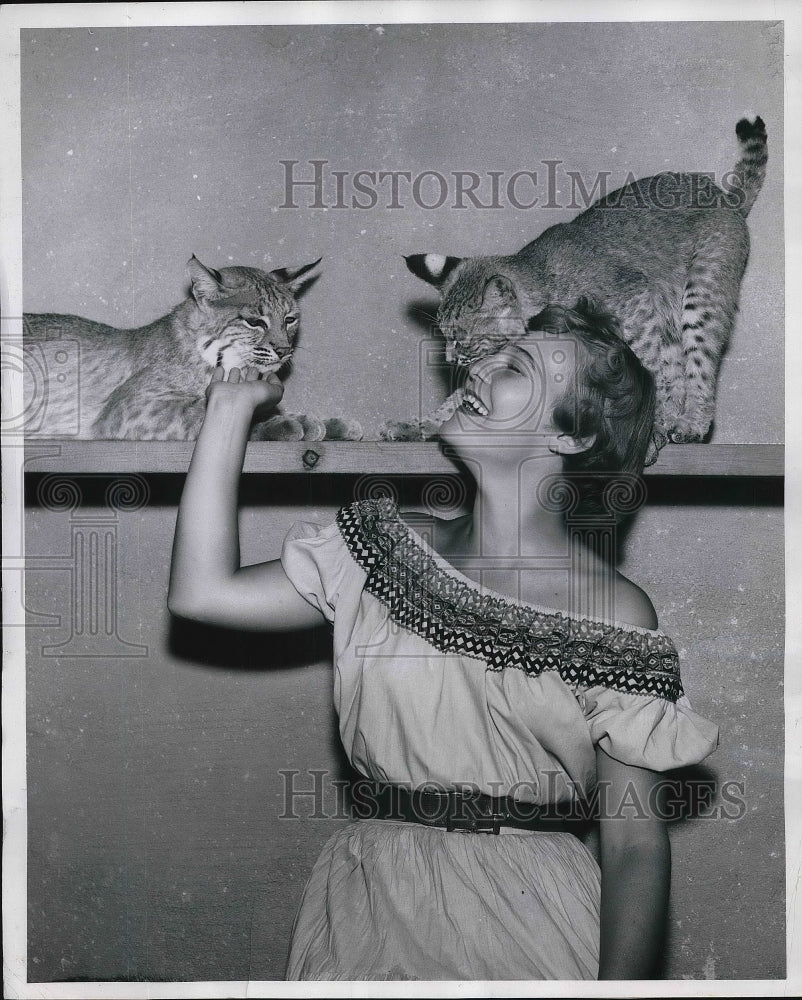 1955 Press Photo Sesert wildcats and Pat Hall od Tuscon, Ariz. - Historic Images