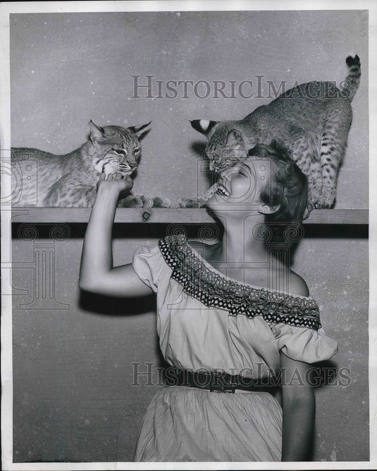 1955 Press Photo Sesert wildcats and Pat Hall od Tuscon, Ariz. - Historic Images