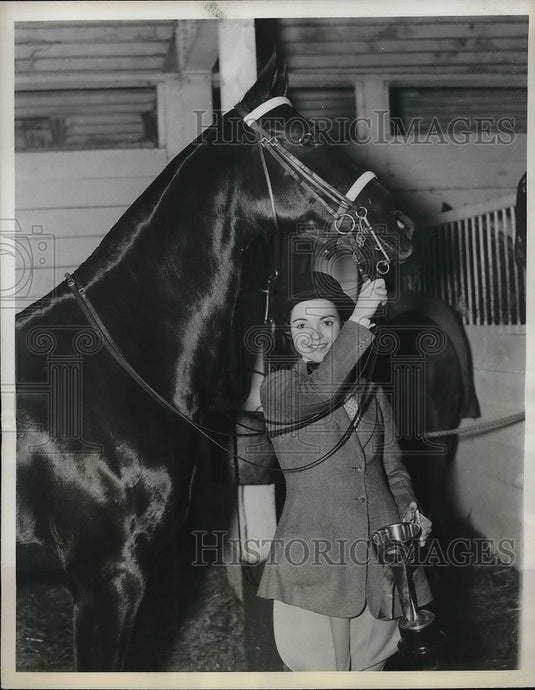 1935 Eleanor MArie Wynne With Horse Renatta Win Blue Ribbon - Historic Images