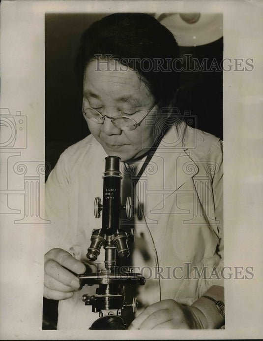 1939 Press Photo Dr. Yoshioka studying organism in her medical lab - Historic Images