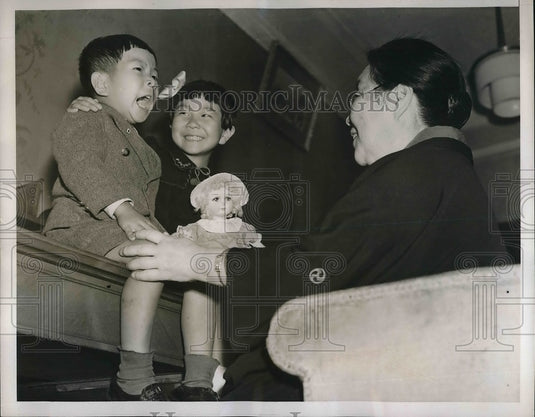 1938 Press Photo Dr. Yoshioka greatest joy as she spends with her grandchildren - Historic Images