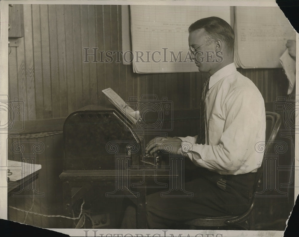 1929 Press Photo L.T. Price at his teletype machine in Cleveland, Ohio - Historic Images