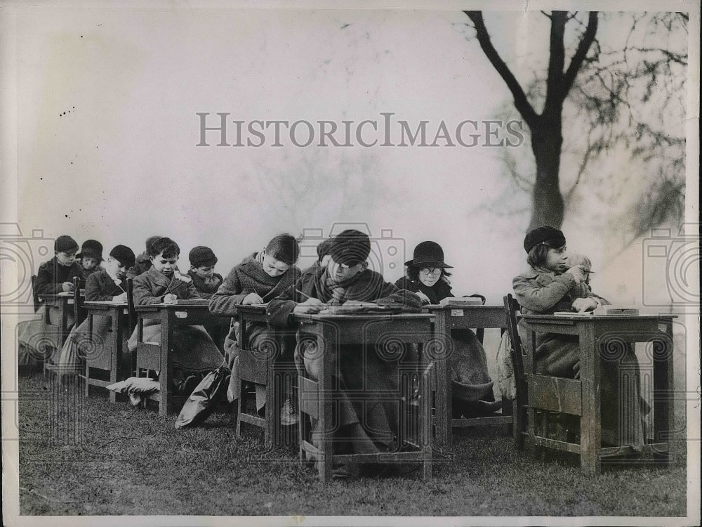 1936 Despite freezing temperatures, students at Regent School in - Historic Images