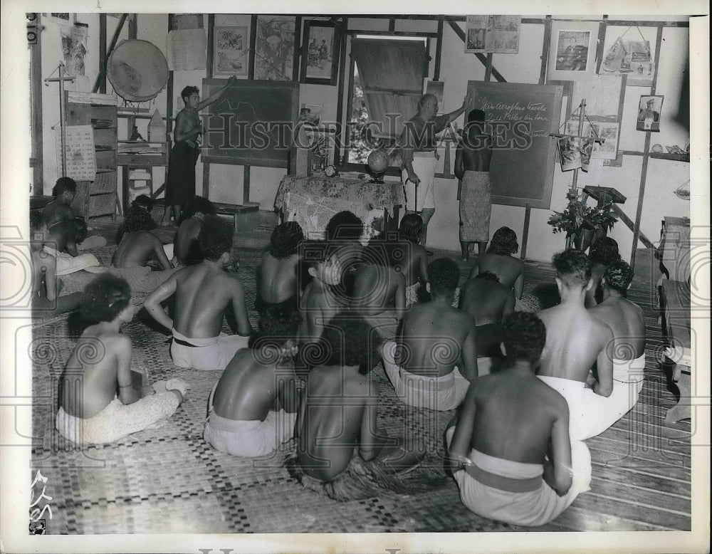 1949 Press Photo Hood Point Village New Guinea - Historic Images