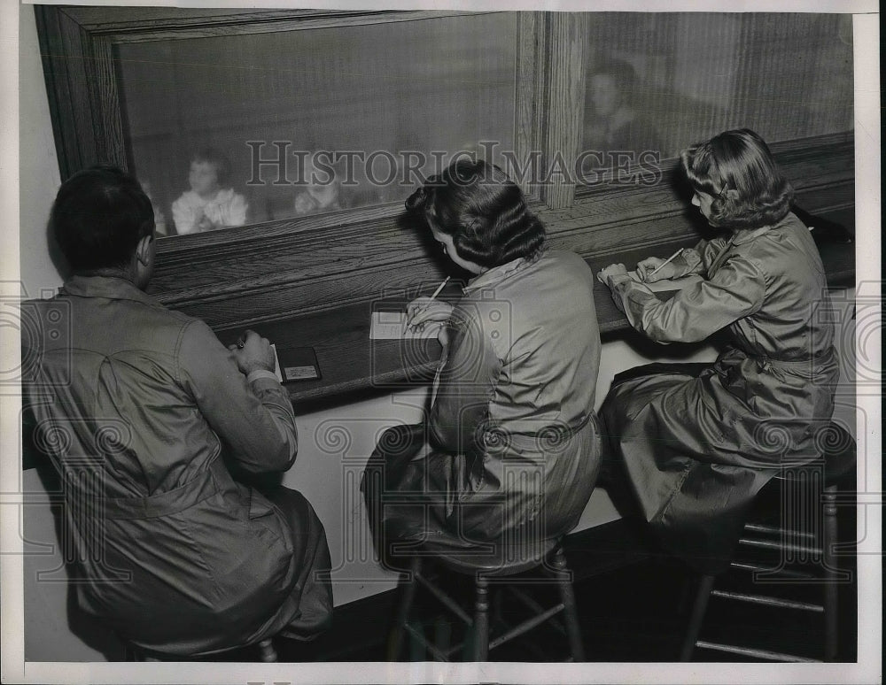 1939 Press Photo Psychology students take notes of children in nursery - Historic Images