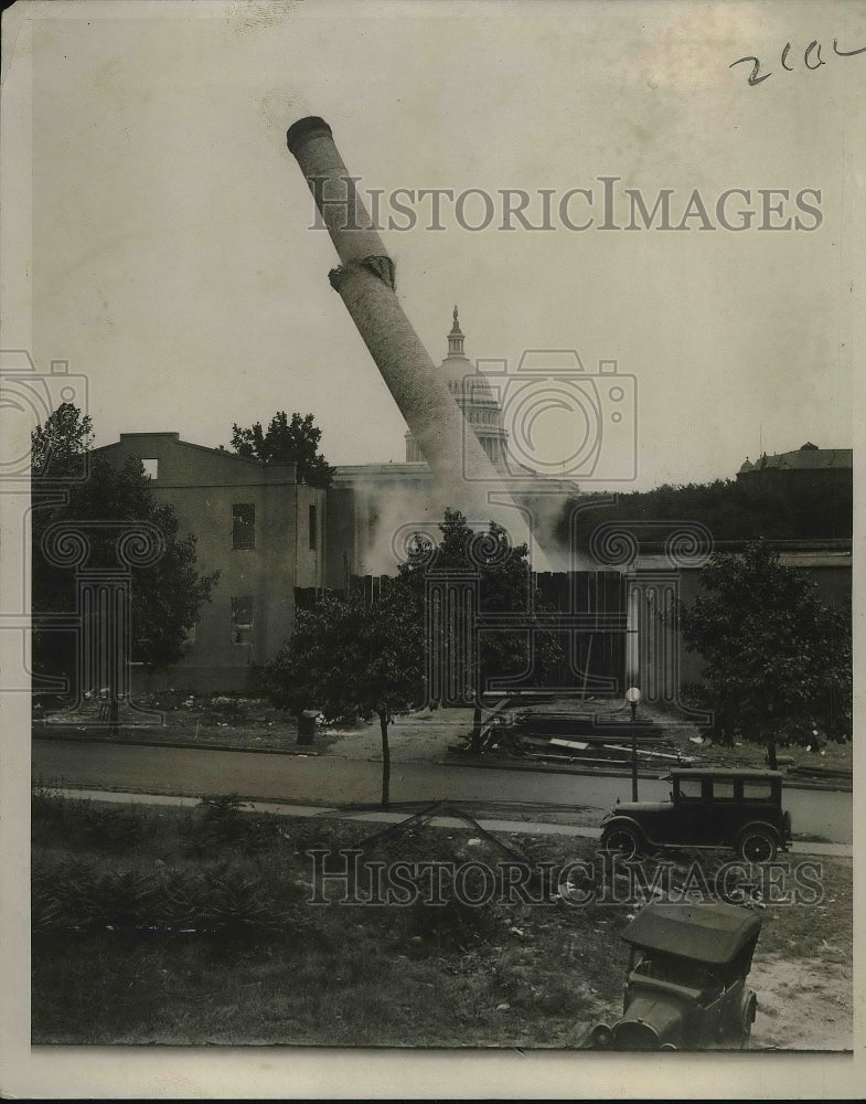 1939 Press Photo War-Time Building Being Torn Down for Capitol Parkway - Historic Images