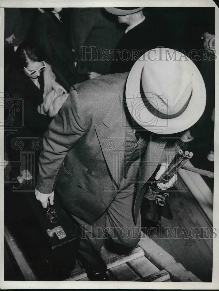 1937 Press Photo Federal Bureau of Investigation Agent in San Pedro Ship - Historic Images