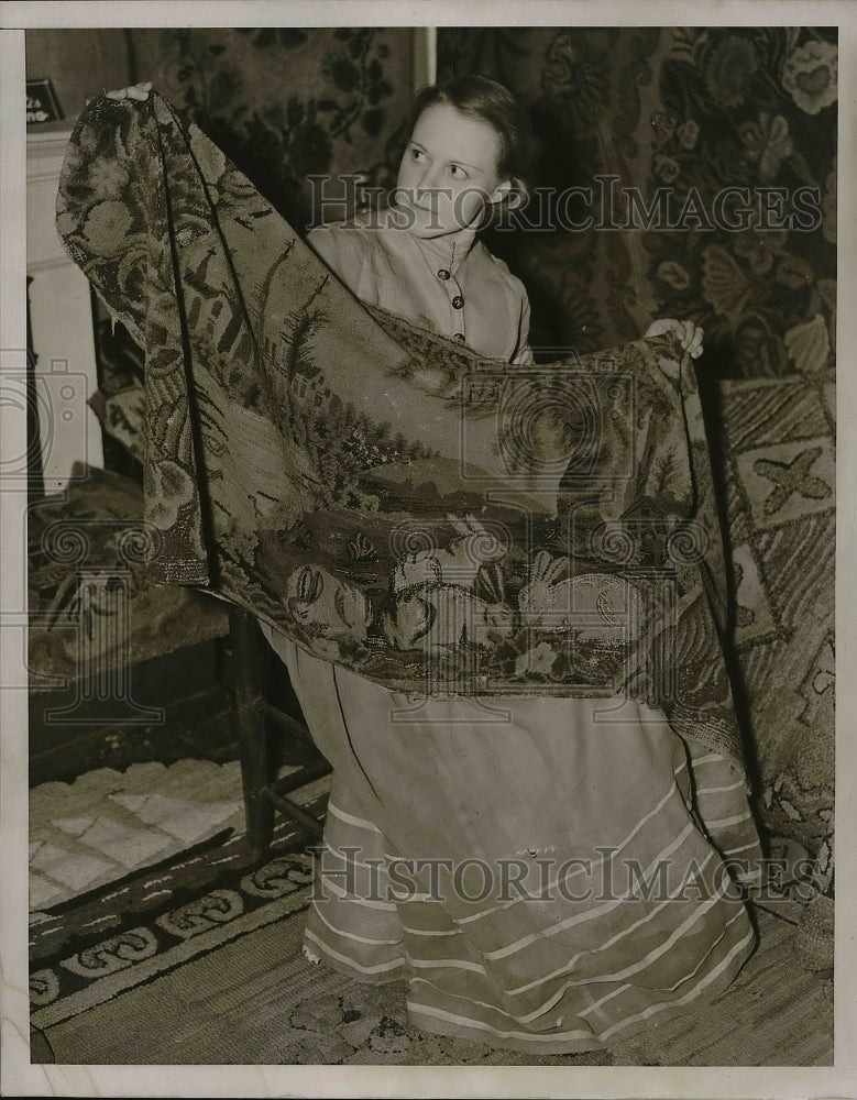 1938 Press Photo Rhoda Wood Holding Antique Old Homestead Rug Amarill Braggs - Historic Images