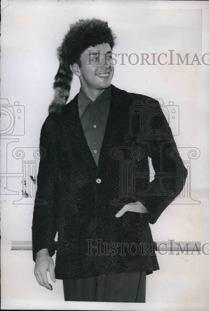 1951 Press Photo Vince James Models Raccoon Hat at Miami Beach Fashion Show - Historic Images