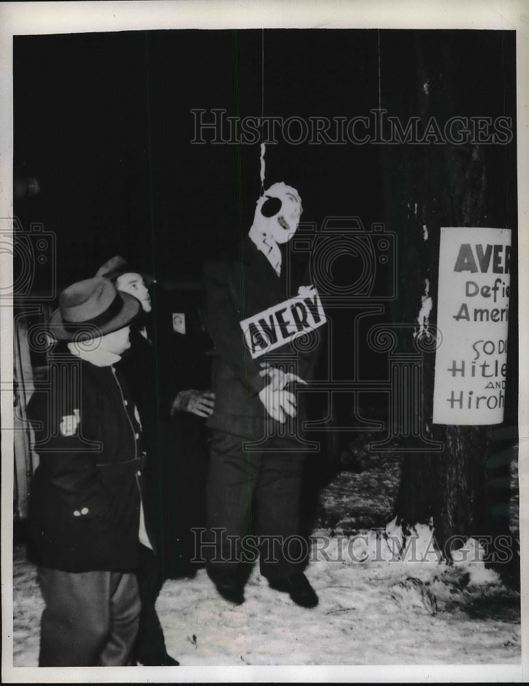 1944 Press Photo Picketing Montgomery Ward Employees Erect Effigy Of Chairman - Historic Images