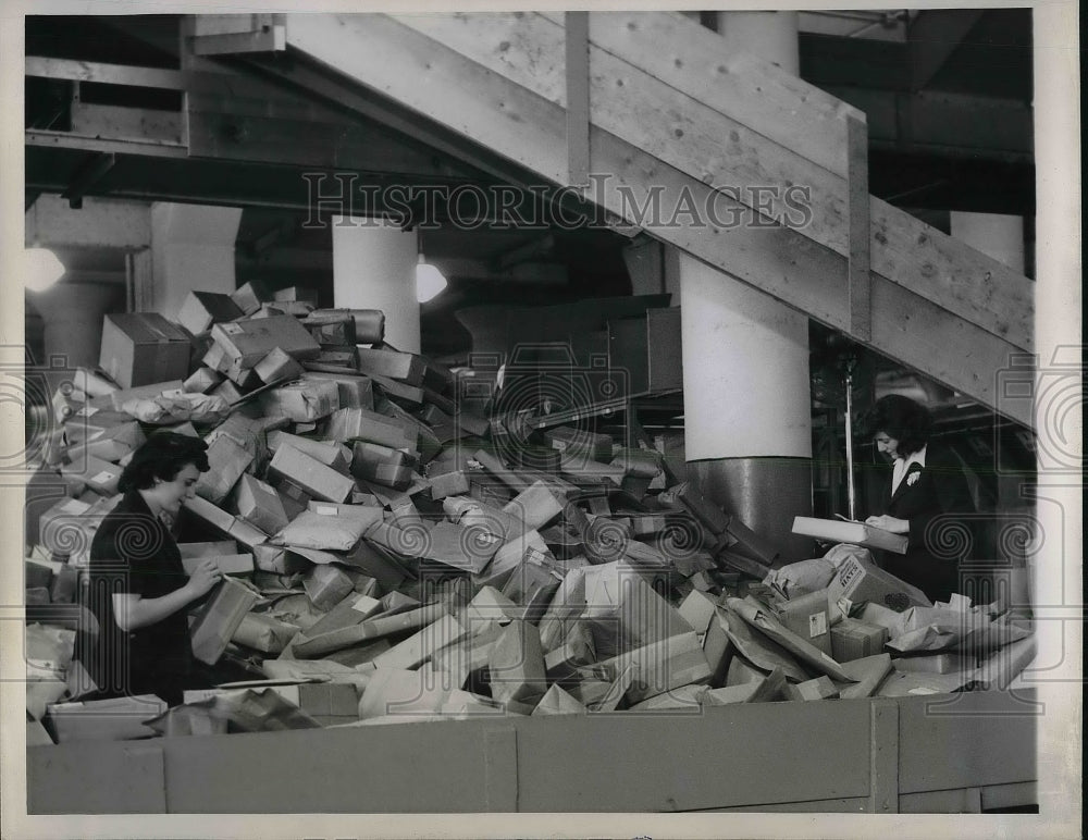 1944 Montgomery Ward and Co. mail room piles up while employees go - Historic Images