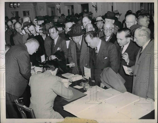 1944 Press Photo Chicago, Ill. Montgomery Ward stockholders meeting - Historic Images