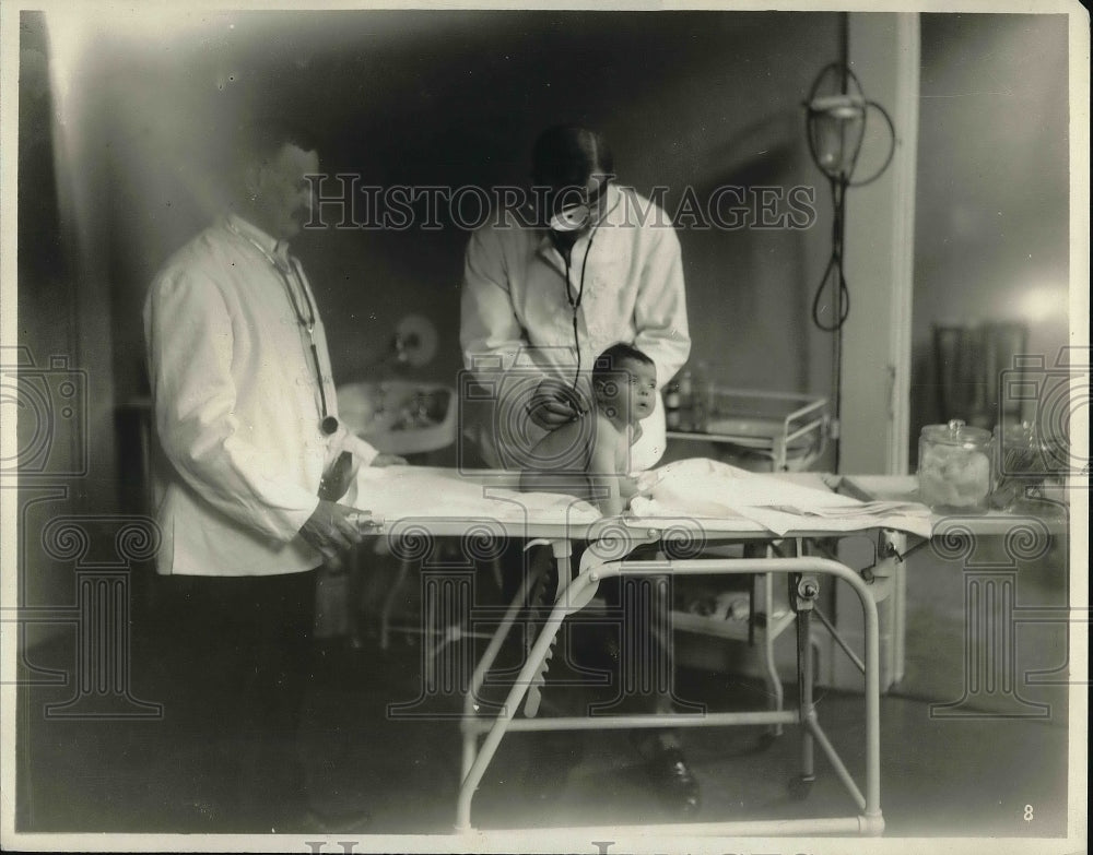 Press Photo Social Unit Organization giving a check-up - Historic Images