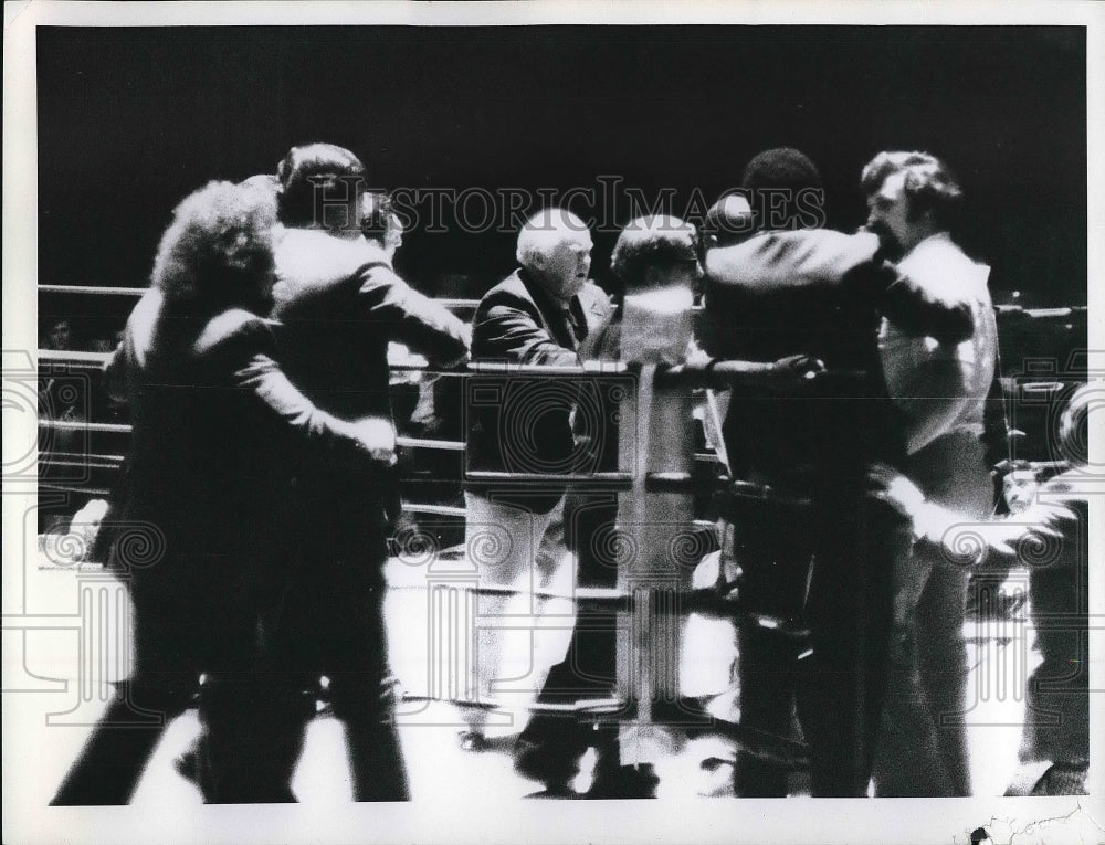 Press Photo Manager of Carlo Seeano & Fred Berns in Center - Historic Images