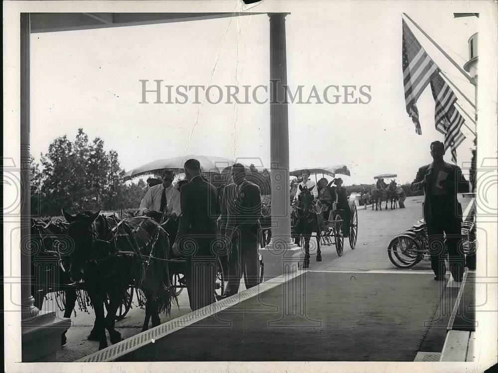 1945 Press Photo Horse Drawn Carriage of Governors at Mackinac Island Conference - Historic Images