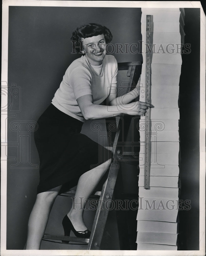 1951 Press Photo Mrs. Gertrude Snover became 100,000th Successful Award Winner - Historic Images