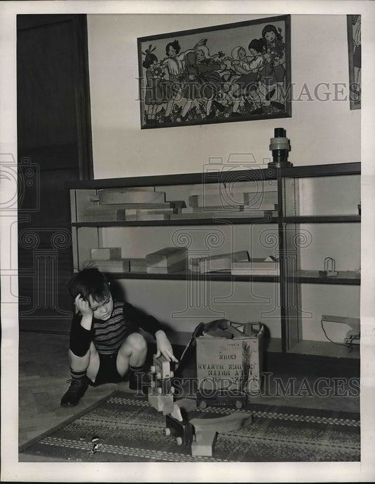 1939 Press Photo Students Observe Boy Playing With Toys, Fordham University - Historic Images