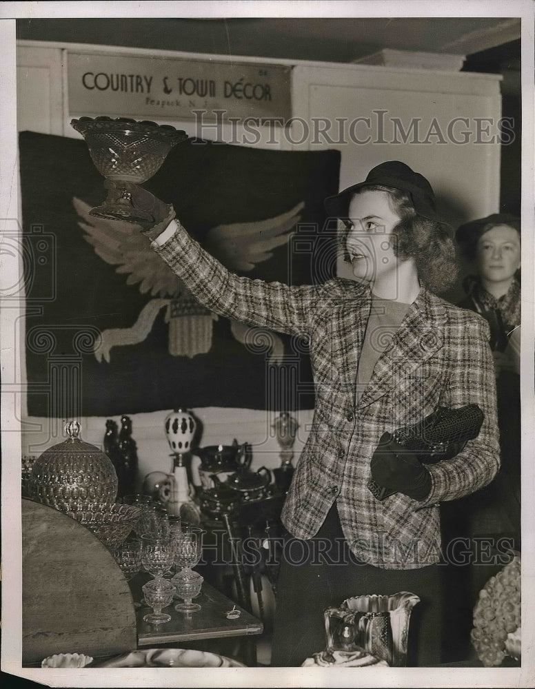 1938 Press Photo Antiques on Display at Hotel Commodore, Barbara Feigenstan - Historic Images