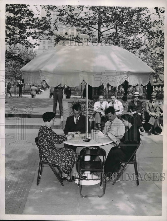 1935 Press Photo Scene from an open air library, where readers read outside - Historic Images