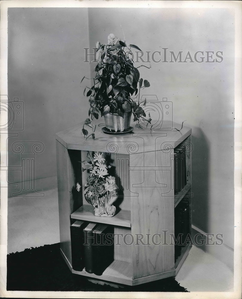 1951 Press Photo Octagonal Bookcase Decorated with a Plant - Historic Images