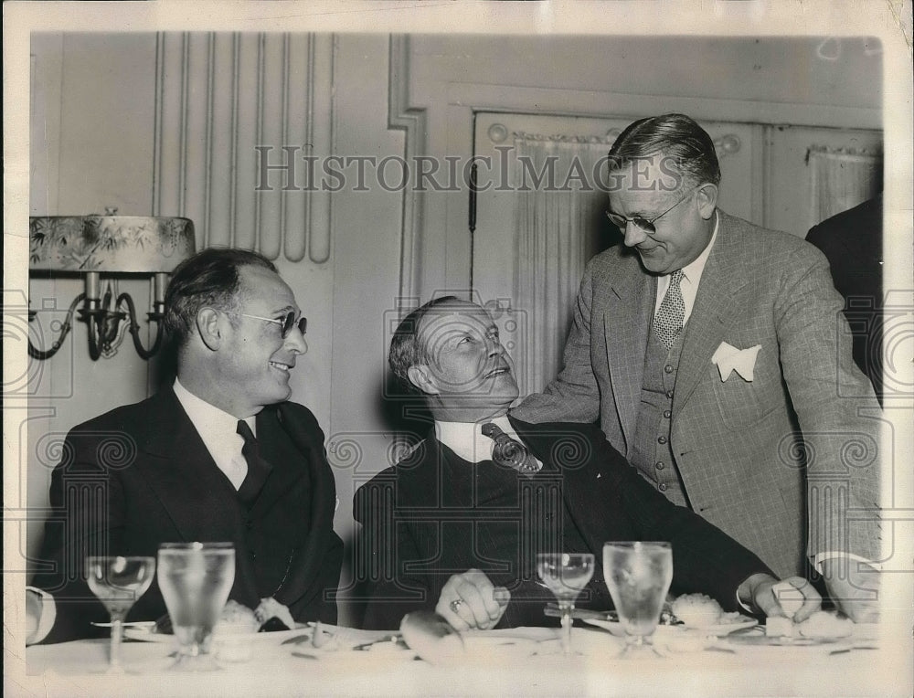 1937 Press Photo Carl Ullman pres of the Dollar Savings & Trust Co talking - Historic Images