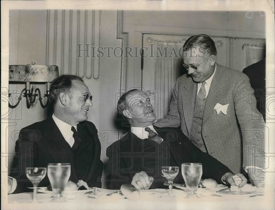 1937 Press Photo Carl Ullman pres of the Dollar Savings & Trust Co talking - Historic Images
