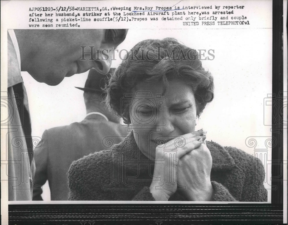 1958 Press Photo Weeping Mrs Roy Propes interviewed by reporter after her - Historic Images