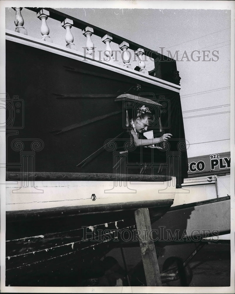 1958 Press Photo Mrs. Yuen cleaning out her ship - Historic Images