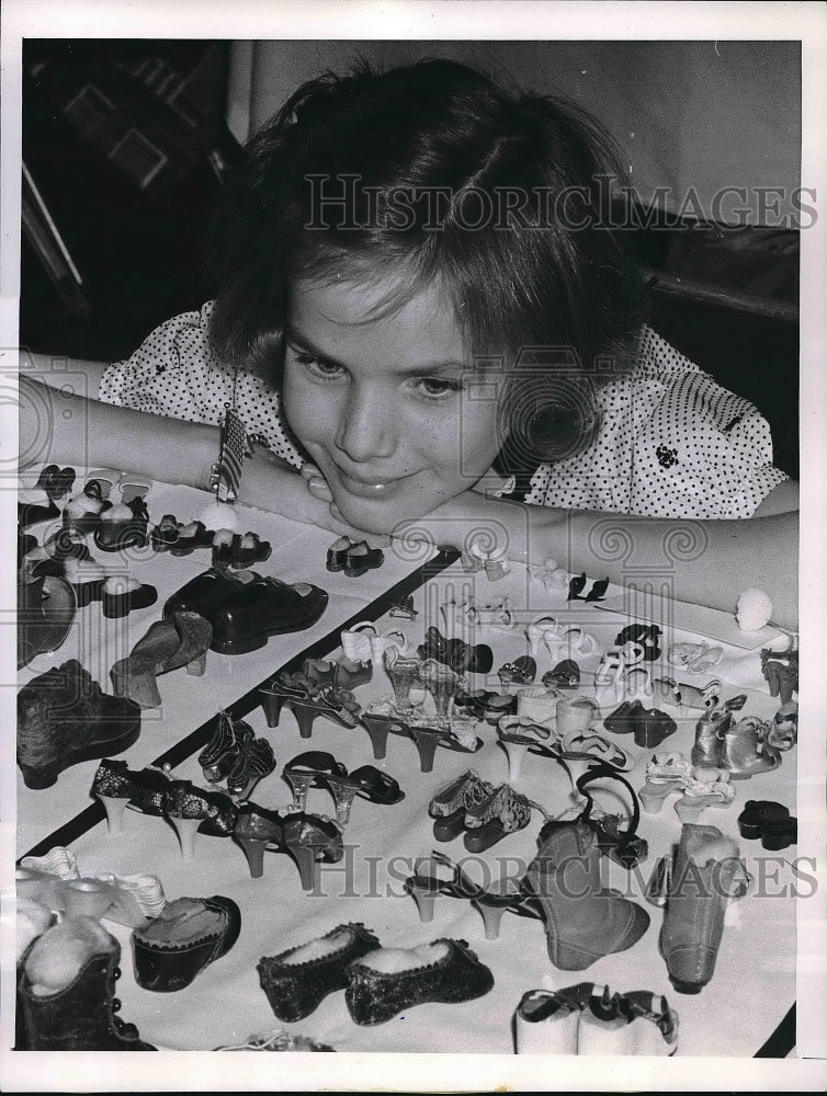 1961 Press Photo Betty Radcliffe looked at a shoe miniature in a show in Chicago - Historic Images