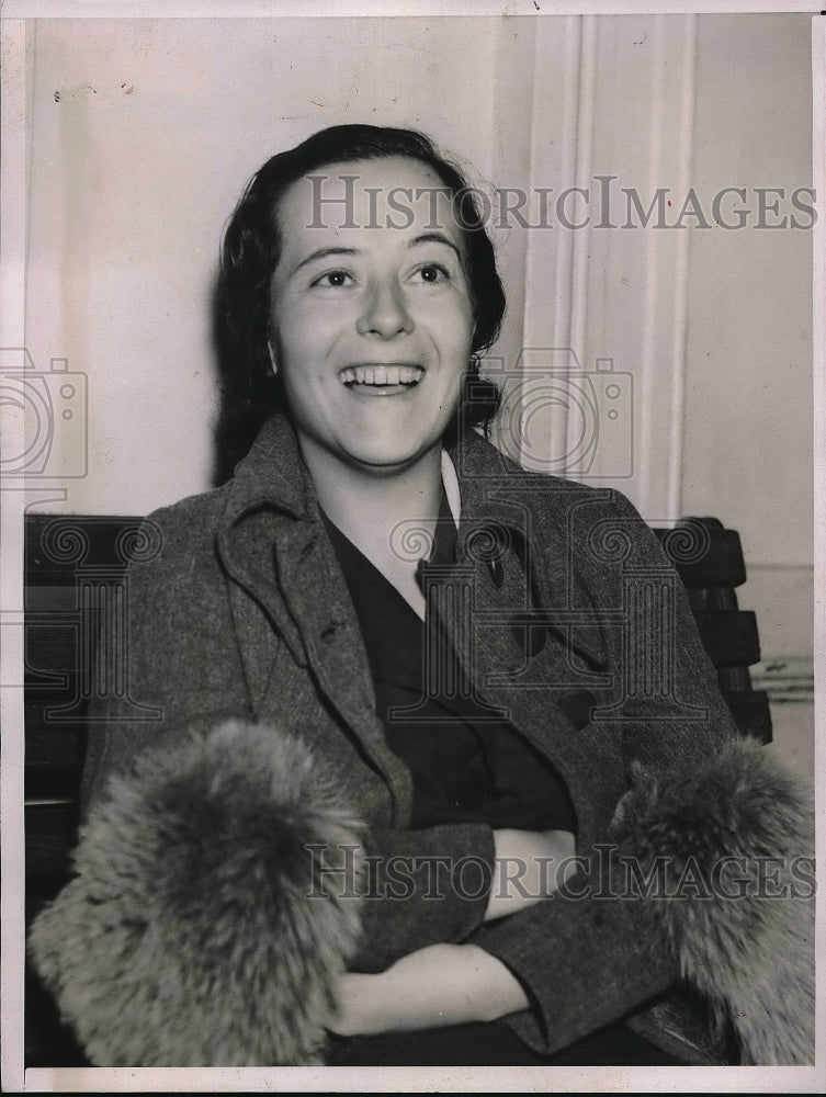 1937 Press Photo Dorothy Legault Sister&#39;s Baby Delivered by Firemen in Home-Historic Images