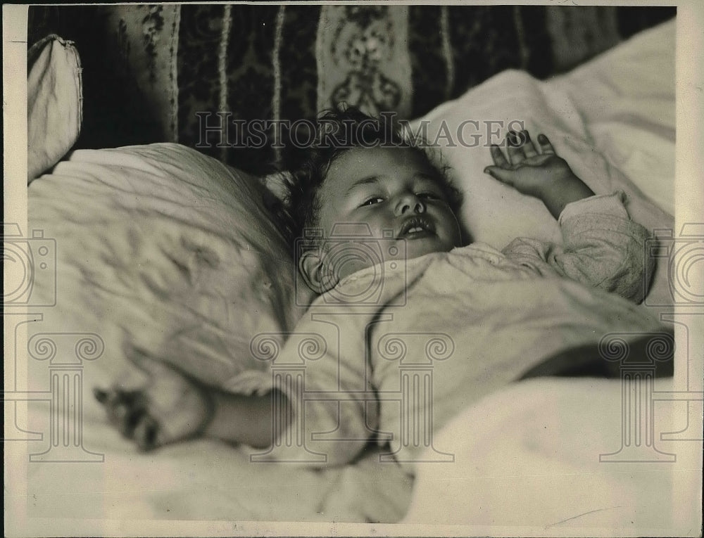 1923 18 Month Old Baby Joie Richards Survives Fall From Window - Historic Images