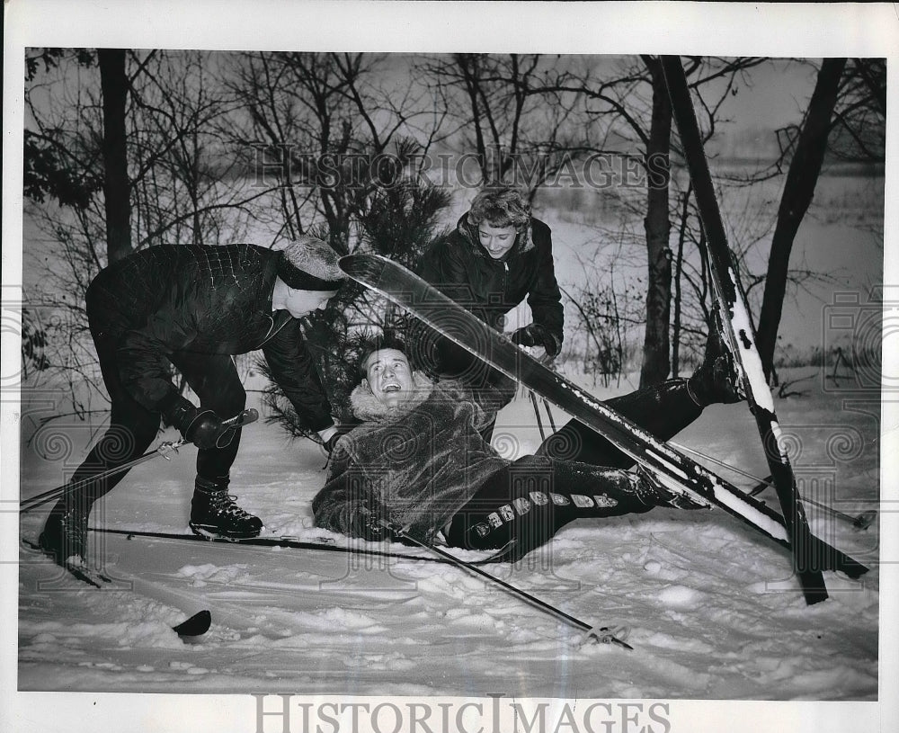 1962 Olympic pole vaulting champ Bob Richards attempts skiing - Historic Images