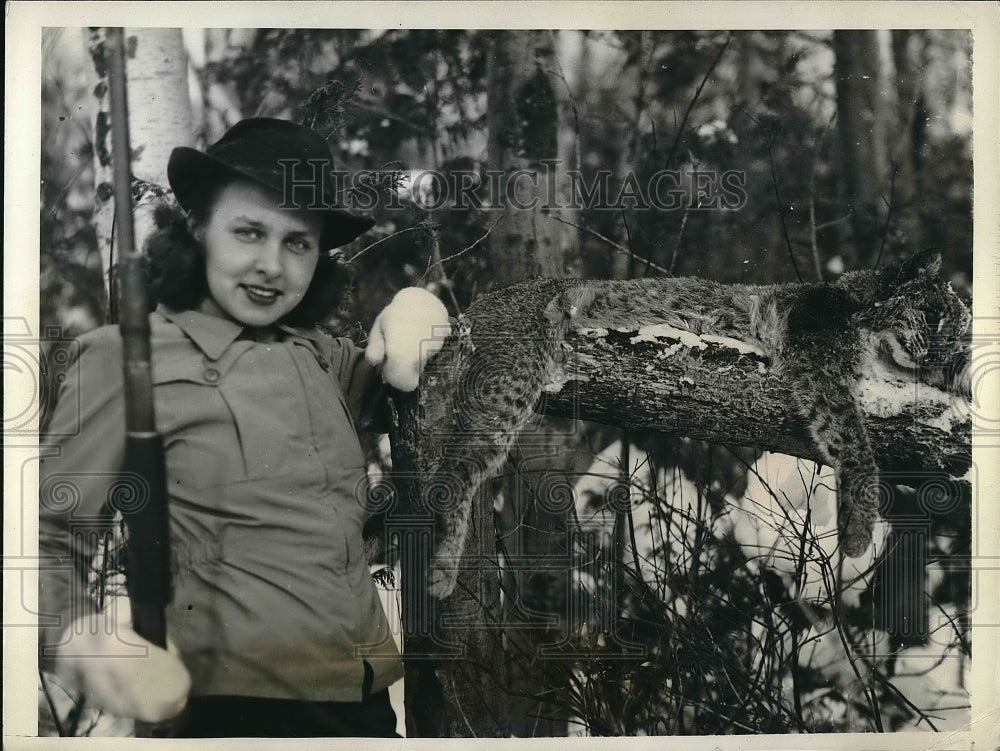 1941 Press Photo Dorothy Sowders Poses With 38 Lb Wildcat Shot In Swamp-Historic Images