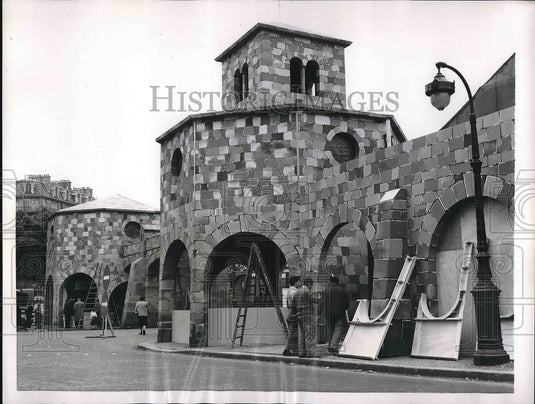 1957 Press Photo Plywood Replica of Ancient Roman Gate in Paris Throne Fair - Historic Images