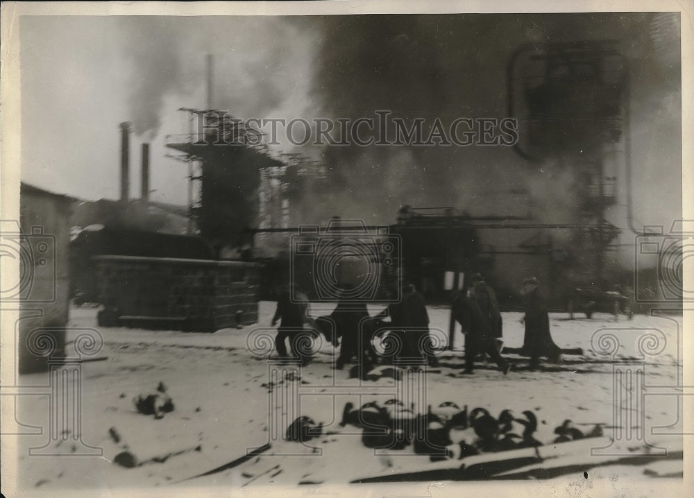 1930 Press Photo Explosion Fire at Beacon Oil Company Refining Plant Firemen - Historic Images