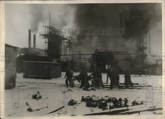 1930 Press Photo Explosion Fire at Beacon Oil Company Refining Plant Firemen - Historic Images